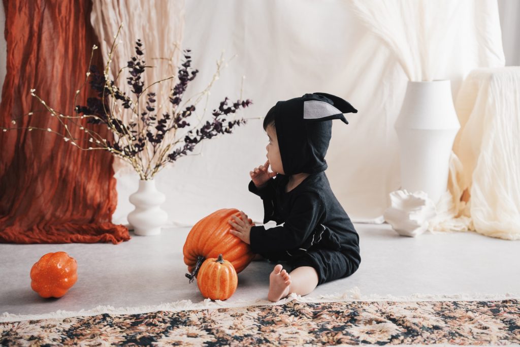 ハロウィン仮装の撮影イメージ 白背景のスタジオ撮影
