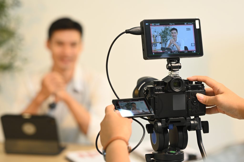 インタビュー収録を撮影するカメラのクローズアップ。採用動画や会社紹介動画の収録イメージ