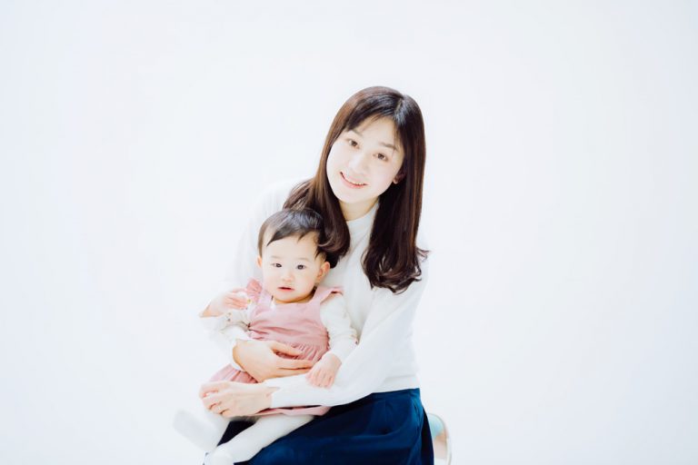 白ホリスタジオで撮影した親子のポートレー