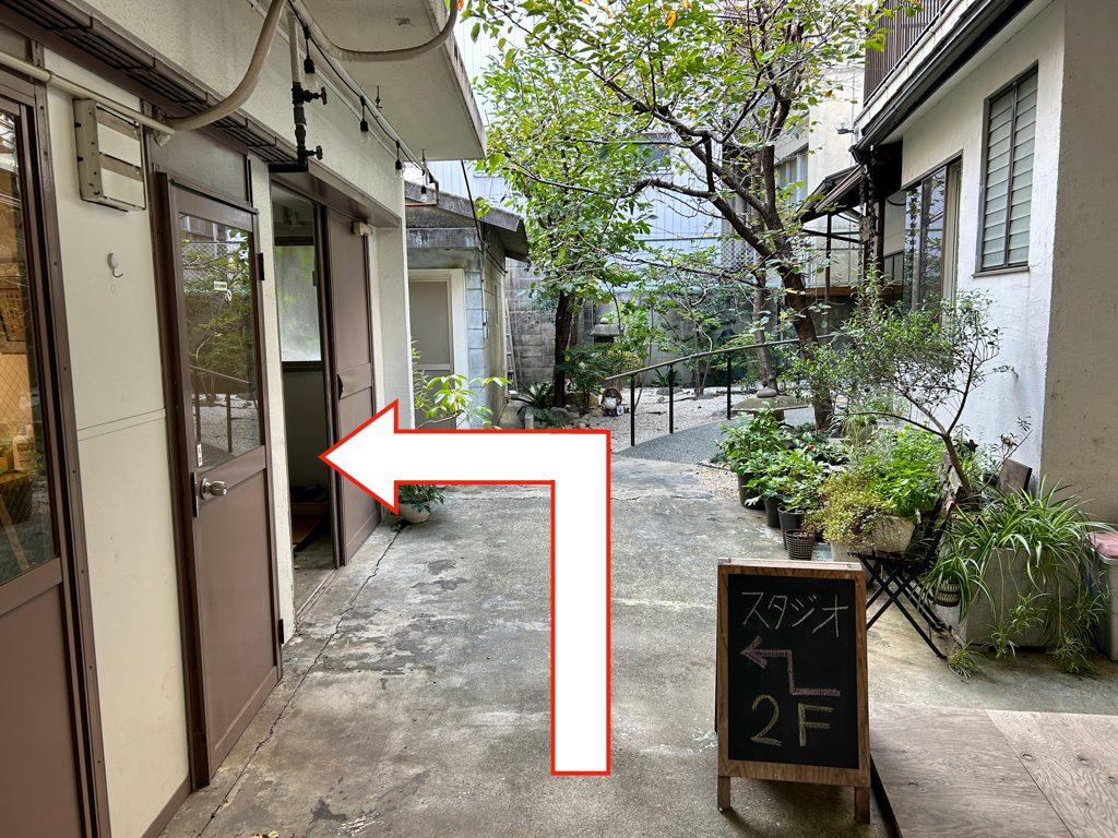 千代田ヴィレッジ敷地内の白ホリスタジオ入口。「スタジオ 2F」の看板の手前で左のドアから入る
